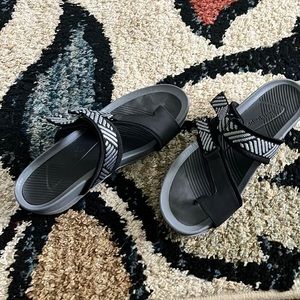 Bear traps Sandals